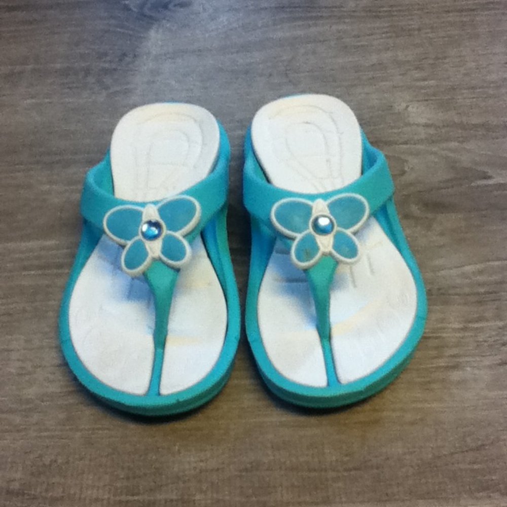 children's flip flops *4 for 10 dollars*